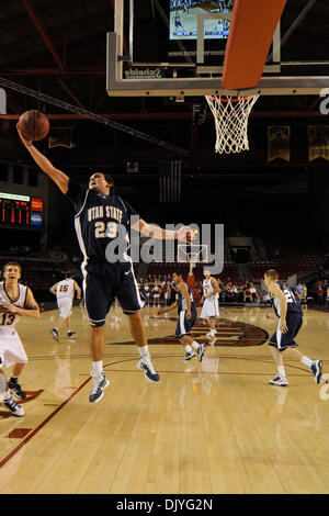 1. Dezember 2010 - Denver, Colorado, Vereinigte Staaten von Amerika - Utah State Brian Green (23) packt einen Rebound in der ersten Hälfte. Bei der Hälfte führen die Utah State Aggies Denver Pioneers mit einem Score von 28-22 at Magness Arena. (Kredit-Bild: © Andrew Fielding/Southcreek Global/ZUMAPRESS.com) Stockfoto