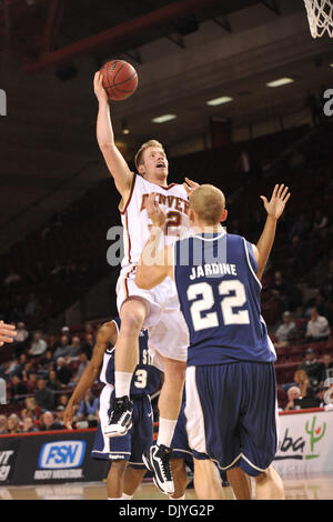 1. Dezember 2010 - Denver, Colorado, Vereinigte Staaten von Amerika - Denver Chase Hallam (32) nimmt einen Schuss über Utah State Brady Jardine (22). Bei der Hälfte führen die Utah State Aggies Denver Pioneers mit einem Score von 28-22 at Magness Arena. (Kredit-Bild: © Andrew Fielding/Southcreek Global/ZUMAPRESS.com) Stockfoto