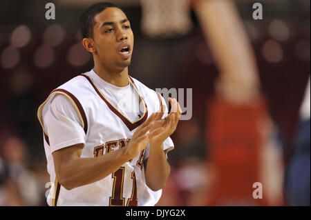 1. Dezember 2010 klatscht - Denver, Colorado, Vereinigte Staaten von Amerika - Denver Kyle Lewis nach einer Partitur. Bei der Hälfte führen die Utah State Aggies Denver Pioneers mit einem Score von 28-22 at Magness Arena. (Kredit-Bild: © Andrew Fielding/Southcreek Global/ZUMAPRESS.com) Stockfoto