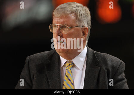 1. Dezember 2010 Trainer - Denver, Colorado, Vereinigte Staaten von Amerika - Utah State Kopf Eintopf Morrill während des Spiels. Utah State besiegte Denver mit einem Score von 61-53 in einer Vorschau für eine zukünftige WAC-Matchup wenn Denver die WAC in 2012, während eines Spiels in Magness Arena verbindet. (Kredit-Bild: © Andrew Fielding/Southcreek Global/ZUMAPRESS.com) Stockfoto