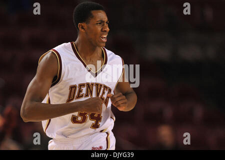 1. Dezember 2010 feiert nach dem vornehmen einer drei-Zeiger - Denver, Colorado, Vereinigte Staaten von Amerika - Denver Chris Udofia (34). Utah State besiegte Denver mit einem Score von 61-53 in einer Vorschau für eine zukünftige WAC-Matchup wenn Denver die WAC in 2012, während eines Spiels in Magness Arena verbindet. (Kredit-Bild: © Andrew Fielding/Southcreek Global/ZUMAPRESS.com) Stockfoto
