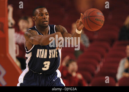 1. Dezember 2010 ohnmächtig - Denver, Colorado, Vereinigte Staaten von Amerika - Utah State Brockeith Bereich (3) wird der Post. Utah State besiegte Denver mit einem Score von 61-53 in einer Vorschau für eine zukünftige WAC-Matchup wenn Denver die WAC in 2012, während eines Spiels in Magness Arena verbindet. (Kredit-Bild: © Andrew Fielding/Southcreek Global/ZUMAPRESS.com) Stockfoto