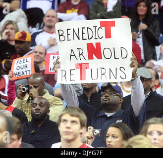 2. Dezember 2010 Welle - Cleveland, OH, USA - Cleveland Fans Zeichen, wie das Gericht zu spielen den Cleveland Cavaliers LeBron James und die Miami Heat zu nehmen.  (Kredit-Bild: © Damon Higgins/Palm Beach Post/ZUMAPRESS.com) Stockfoto