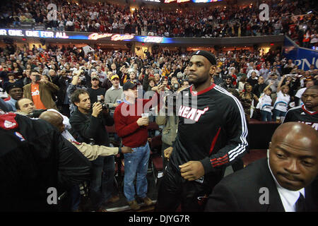 2. Dezember 2010 - Cleveland, OH, USA - LeBron James betritt das Gericht in Cleveland zum ersten Mal als Miami Heat-Spieler gegen sein altes Team die Cleveland Cavaliers antreten.  (Kredit-Bild: © Damon Higgins/Palm Beach Post/ZUMAPRESS.com) Stockfoto