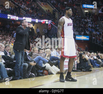 2. Dezember 2010 ist von hinten - Cleveland, OH, USA - LeBron James ausgepfiffen, wie He und die Miami Heat auf die Cleveland Cavaliers in Cleveland nehmen.  (Kredit-Bild: © Damon Higgins/Palm Beach Post/ZUMAPRESS.com) Stockfoto