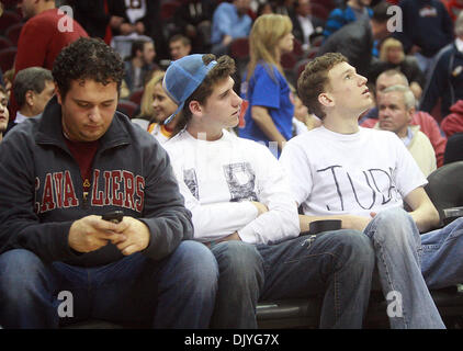 2. Dezember 2010 - Cleveland, OH, USA - Cleveland Cavaliers Fans sitzen emotionslos nach dort Team erlitt einen riesigen Verlust nach LeBron James und die Miami Heat.  (Kredit-Bild: © Damon Higgins/Palm Beach Post/ZUMAPRESS.com) Stockfoto