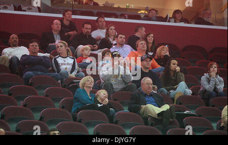 2. Dezember 2010 - Cleveland, OH, USA - Cleveland Cavaliers Fans zeigen sehr wenig Emotionen, nachdem ihr Team einen großen Verlust, um LeBron James und die Miami Heat erlitten.  (Kredit-Bild: © Damon Higgins/Palm Beach Post/ZUMAPRESS.com) Stockfoto