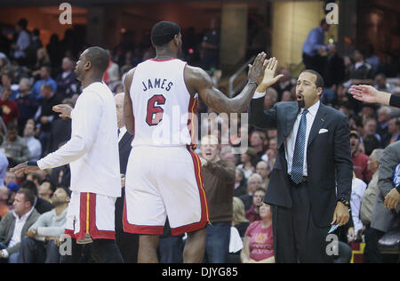 2. Dezember 2010 - erhält nach ein starkes erstes Quartal von spielen LeBron James Cleveland, OH, USA - Glückwünsche von der Miami Heat-Bank.  (Kredit-Bild: © Damon Higgins/Palm Beach Post/ZUMAPRESS.com) Stockfoto