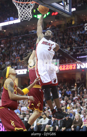 2. Dezember 2010 gleitet - Cleveland, OH, USA - Miami Heat Dwyane Wade in für ein Dunk als die Hitze nehmen auf LeBron James altes Team die Cleveland Cavaliers.  (Kredit-Bild: © Damon Higgins/Palm Beach Post/ZUMAPRESS.com) Stockfoto