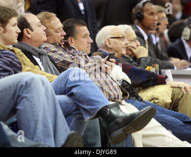 2. Dezember 2010 - Cleveland, OH, USA - Cleveland Cavaliers Fans sitzen emotionslos, nachdem ihr Team einen großen Verlust, um LeBron James und die Miami Heat erlitten.  (Kredit-Bild: © Damon Higgins/Palm Beach Post/ZUMAPRESS.com) Stockfoto