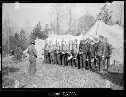 Sgt. Burke, der US-Armee, die gerade im Gespräch mit einer Gruppe von jungen kamen aus New York als Ersatz für CCC-Camp... 532776 Stockfoto