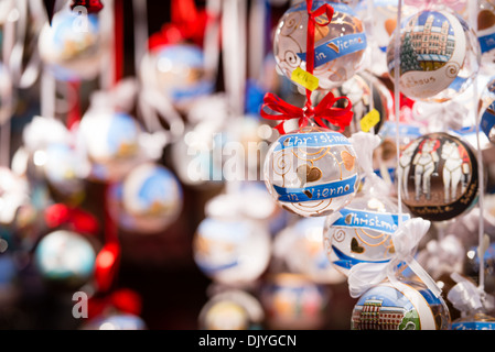 Bemalte Weihnachtskugeln und Dekorationen zum Verkauf während Weihnachtsmarkt Stockfoto