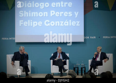 Guadalajara, Mexiko. 1. Dezember 2013. Israeli President Shimon Peres (R) und ehemaligen spanischen Ministerpräsidenten Felipe González (L) teilnehmen im Dialog während des ersten Tages von Guadalajara International Book Fair (FIL, für seine Abkürzung in spanischer Sprache), in der Stadt Guadalajara, Jalisco, westlichen Mexiko, am 30. November 2013. Bildnachweis: Alejandro Ayala/Xinhua/Alamy Live-Nachrichten Stockfoto