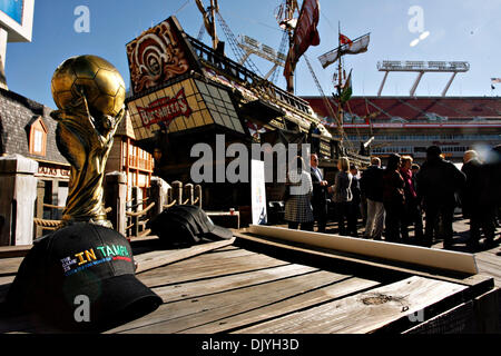 2. Dezember 2010 - Tampa, FL, USA - MELISSA LYTTLE |   Times.SP 331330 LYTT WORLDCUP 1 (2. Dezember 2010 TAMPA, Florida) Auf der großen Leinwand werden ca. 60 Fans und Mitglieder von der Tampa Bucht Bewerbungsgesellschaft versammelten sich im Pirate Cove im Raymond James Stadium für die Entscheidung Tag Tampa Bay World Cup anzeigen Party zusehen, wie die Gastländer für 2018 und 2022 FIFA World Cups bekannt gegeben. A Stockfoto