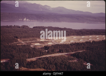 BLICK NACH NORDWESTEN BEI DER US NAVY BANGOR ANHANG INSTALLATION. MUNITIONSBUNKER SIND IN DER MITTE DES GESEHEN... 556908 Stockfoto