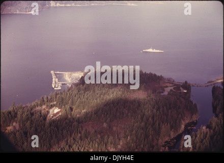 LUFTBILD SUCHEN NORDWESTLICH VON DER MARINE BANGOR ANHANG HOOD CANAL WATERFRONT. DAS KLEINE BOOT UMSCHLAGANLAGE IST... 556924 Stockfoto