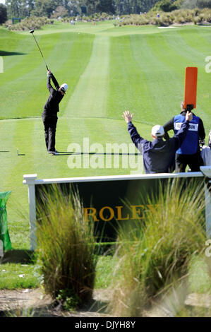 2. Dezember 2010 - Orlando, Florida, Vereinigte Staaten von Amerika - Michele Redmund Nägel während der ersten Runde Aktion bei der LPGA Tour Championship im Grand Cypress Golf Club in Orlando, einer in der Mitte am 17. Abschlag (Credit-Bild: © Brad Barr/Southcreek Global/ZUMAPRESS.com) Stockfoto