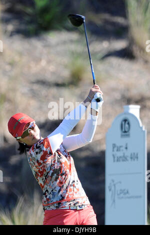 2. Dezember 2010 - Orlando, Florida, Vereinigte Staaten von Amerika - erste Runde Co-Leader Amy Yang am 16. Abschlag während der LPGA Tour Championship im Grand Cypress Golf Club in Orlando, (Credit-Bild: © Brad Barr/Southcreek Global/ZUMAPRESS.com) Stockfoto