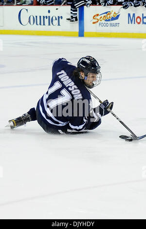 2. Dezember 2010 - Lowell, Massachusetts, Vereinigte Staaten von Amerika - Riverhawks spürt den Druck der Pechsträhne torlos zum ersten Mal in dieser Saison fand. Die Wildcats Weg der Riverhawks und gehen auf gewinnt 3-0 in der 3. Periode gehalten. Wildkatzen vorwärts Paul Thompson (#17) (Kredit-Bild: © Jim Melito/Southcreek Global/ZUMAPRESS.com) Stockfoto