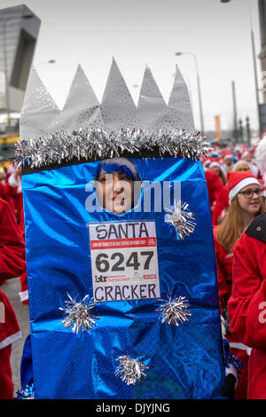 Liverpool, Merseyside, Großbritannien, 1. Dezember, 2013. Christmas Cracker Runner in der James Street an der Liverpool Santa Dash beginnend an der Pier Head und versucht, das Guinness Weltrekord für die größte Santa sammeln", die an schwankenden 13.000 steht und versuchen auch mehr als die letzten Jahre anzuheben, um zu brechen insgesamt £ 5 Millionen. Festliche Fun Run unterstützt das ITV Text Santa Appell in diesem Jahr zu helfen, Kapital für Age UK, Anthony Nolan, Carers UK, Marie Curie Cancer Care heben, zusammen für ein kurzes Leben und Whizz-Kidz. Stockfoto