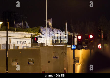 30. November 2013, Stockwell Street, Glasgow, Scotland, UK - kommt noch ein langer Weg zu gehen in die Wiederaufbauarbeiten als schwere Kran um den abgestürzten Hubschrauber zu erholen. Paul Stewart/Alamy News Stockfoto