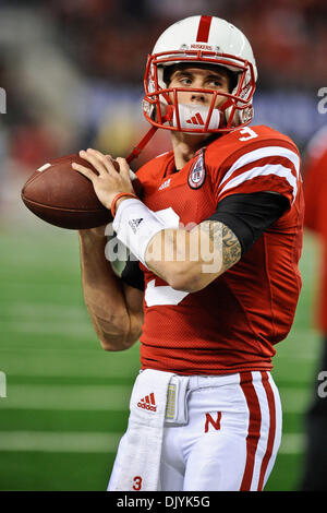 4. Dezember 2010 - Arlington, Texas, Vereinigte Staaten von Amerika - Nebraska Cornhuskers Quarterback Taylor Martinez (3) wärmt vor dem Spiel zwischen der University of Oklahoma und der University of Nebraska. #9 Sooners besiegte die #13 Schälmaschinen 23-20 im Cowboys Stadium in Arlington, Texas. (Kredit-Bild: © Jerome Miron/Southcreek Global/ZUMAPRESS.com) Stockfoto