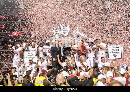 4. Dezember 2010 - Arlington, Texas, Vereinigte Staaten von Amerika - The Oklahoma Sooners feiern die Sooners gewinnen nach dem Big 12 Championship-Spiel zwischen der University of Oklahoma und der University of Nebraska. #9 Sooners besiegte die #13 Schälmaschinen 23-20 im Cowboys Stadium in Arlington, Texas. (Kredit-Bild: © Jerome Miron/Southcreek Global/ZUMAPRESS.com) Stockfoto