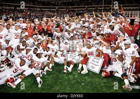 4. Dezember 2010 - Arlington, Texas, Vereinigte Staaten von Amerika - The Oklahoma Sooners feiern die Sooners gewinnen nach dem Big 12 Championship-Spiel zwischen der University of Oklahoma und der University of Nebraska. #9 Sooners besiegte die #13 Schälmaschinen 23-20 im Cowboys Stadium in Arlington, Texas. (Kredit-Bild: © Jerome Miron/Southcreek Global/ZUMAPRESS.com) Stockfoto