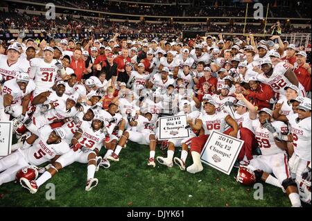 4. Dezember 2010 - Arlington, Texas, Vereinigte Staaten von Amerika - The Oklahoma Sooners feiern die Sooners gewinnen nach dem Big 12 Championship-Spiel zwischen der University of Oklahoma und der University of Nebraska. #9 Sooners besiegte die #13 Schälmaschinen 23-20 im Cowboys Stadium in Arlington, Texas. (Kredit-Bild: © Jerome Miron/Southcreek Global/ZUMAPRESS.com) Stockfoto