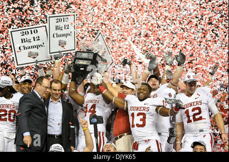 4. Dezember 2010 - Arlington, Texas, Vereinigte Staaten von Amerika - The Oklahoma Sooners feiern ihren Sieg nach dem Big 12 Championship-Spiel zwischen der University of Oklahoma und der University of Nebraska. #9 Sooners besiegte die #13 Schälmaschinen 23-20 im Cowboys Stadium in Arlington, Texas. (Kredit-Bild: © Jerome Miron/Southcreek Global/ZUMAPRESS.com) Stockfoto