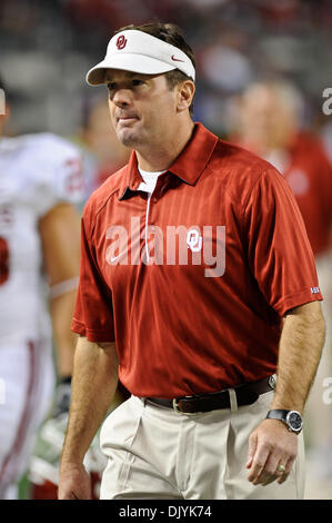 4. Dezember 2010 - Arlington, Texas, Vereinigte Staaten von Amerika - Oklahoma Sooners Cheftrainer Bob Stoops geht der Seitenlinie während des Spiels zwischen der University of Oklahoma und der University of Nebraska. #9 Sooners besiegte die #13 Schälmaschinen 23-20 im Cowboys Stadium in Arlington, Texas. (Kredit-Bild: © Jerome Miron/Southcreek Global/ZUMAPRESS.com) Stockfoto