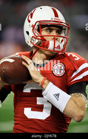 4. Dezember 2010 - Arlington, Texas, Vereinigte Staaten von Amerika - Nebraska Cornhuskers Quarterback Taylor Martinez (3) wärmt vor dem Spiel zwischen der University of Oklahoma und der University of Nebraska. #9 Sooners besiegte die #13 Schälmaschinen 23-20 im Cowboys Stadium in Arlington, Texas. (Kredit-Bild: © Jerome Miron/Southcreek Global/ZUMAPRESS.com) Stockfoto