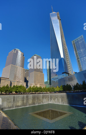 One World Trade Center (WTC 1) Gebäude und das National September 11 Memorial für den 9/11 World Trade Center-Anschlag, New Yor Stockfoto