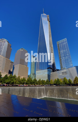 One World Trade Center (WTC 1) Gebäude und das National September 11 Memorial für den 9/11 World Trade Center-Anschlag, New Yor Stockfoto