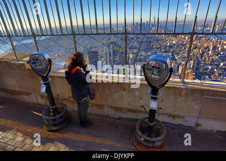 New York Manhattan Stadt Skyline und Turm Viewer Teleskop Fernglas auf der Aussichtsplattform Empire State Building Observatory, New Stockfoto