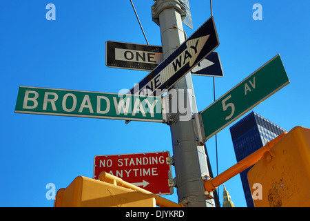 5th Avenue und Broadway Junction Straßenschilder, New York, Amerika Stockfoto