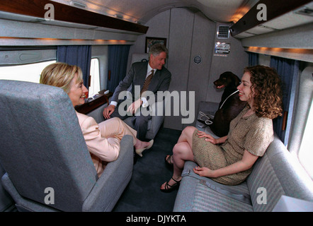 US-Präsident Bill Clinton, First Lady Hillary Rodham Clinton, Tochter Chelsea und Hund Buddy sitzen auf Marine One 24. Juli 1998 in Washington, DC. Stockfoto