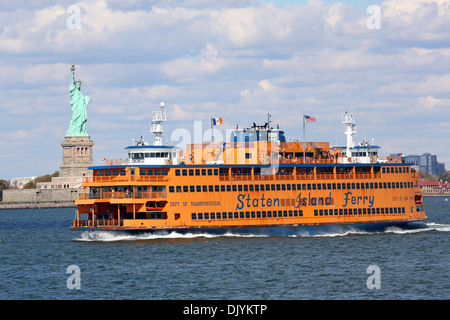 Die Fähre nach Staten Island und die Freiheitsstatue, New York. Amerika Stockfoto