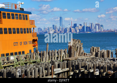 Überblick über die New Yorker Skyline der Stadt von Staten Island und der Fähre, New York gesehen. Amerika Stockfoto