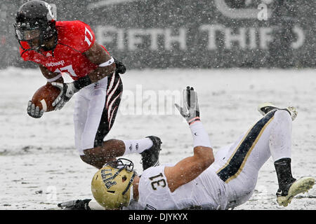 4. Dezember 2010 - Cincinnati, Ohio, Vereinigte Staaten von Amerika - Cincinnati Bearcats Wide Receiver Anthony McClung (17) bricht ein Tackling von Pittsburgh Panthers Cornerback Dom DeCicco (31) im Spielgeschehen in der ersten Hälfte des Spiels zwischen der University of Cincinnati Bearcats und der University of Pittsburgh Panthers.The Spiel spielte Nippert Stadium, Cincinnati, Ohio. Letzte S Stockfoto