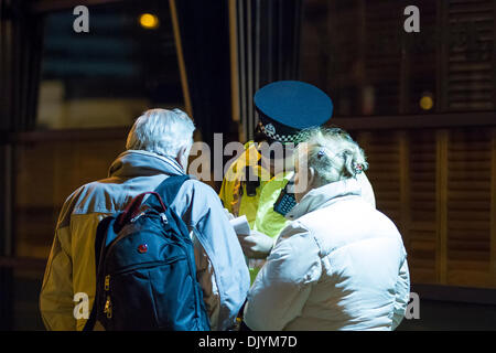 30. November 2013, Stockwell Street, Glasgow, Scotland, UK - kommt noch ein langer Weg zu gehen in die Wiederaufbauarbeiten als schwere Kran um den abgestürzten Hubschrauber zu erholen. Paul Stewart/Alamy News Stockfoto