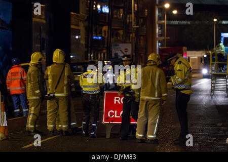 30. November 2013, Stockwell Street, Glasgow, Scotland, UK - kommt noch ein langer Weg zu gehen in die Wiederaufbauarbeiten als schwere Kran um den abgestürzten Hubschrauber zu erholen. Paul Stewart/Alamy News Stockfoto