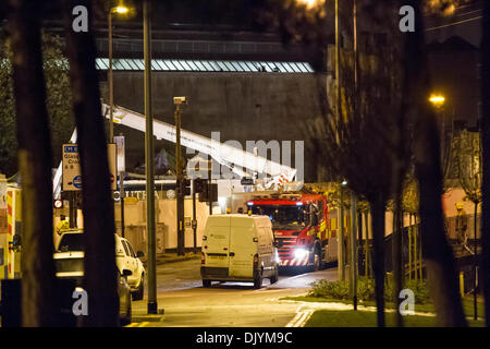 30. November 2013, Stockwell Street, Glasgow, Scotland, UK - kommt noch ein langer Weg zu gehen in die Wiederaufbauarbeiten als schwere Kran um den abgestürzten Hubschrauber zu erholen. Paul Stewart/Alamy News Stockfoto