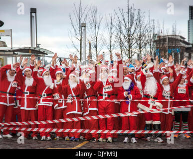 Liverpool, Merseyside, England 1. Dezember 2013. Startlinie auf Liverpool Santa Dash beginnend am Pier-Kopf und versucht, den Guinness-Weltrekord für das "größte Santa sammeln" eine unglaubliche 13.000 steht zu brechen und auch versuchen, mehr als im letzten Jahre Summe von £ 5 Millionen zu erhöhen.  Festliche Fun Run ist die ITV Text Santa Beschwerde in diesem Jahr sichern, zur Steigerung der Mittel für Age UK, Anthony Nolan, Carers UK, Marie Curie Cancer Care, zusammen für kurze lebt und Whizz-Kidz.  Bildnachweis: Mar Photographics/Alamy Live-Nachrichten Stockfoto