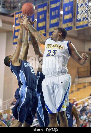 4. Dezember 2010 - Newark, Delaware, Vereinigte Staaten von Amerika - Delaware Junior Guard (#23) Hakim McCullar während der Spielaktion. Die blauen Hennen besiegt Old Dominion 75-67 bei der Bob Carpenter Center In Newark... Die Hühner sind 3-2 und Hampton nächste Gesicht. (Kredit-Bild: © Saquan Stimpson/Southcreek Global/ZUMAPRESS.com) Stockfoto