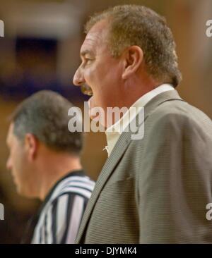 4. Dezember 2010 - Newark, Delaware, Vereinigte Staaten von Amerika - Old Dominion Head Coach Blaine Taylor während der Spielaktion. Die blauen Hennen besiegt Old Dominion 75-67 bei der Bob Carpenter Center In Newark... Die Hühner sind 3-2 und Hampton nächste Gesicht. (Kredit-Bild: © Saquan Stimpson/Southcreek Global/ZUMAPRESS.com) Stockfoto