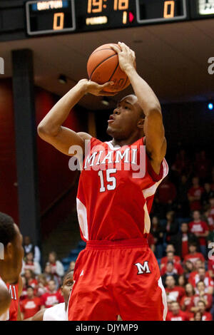 4. Dezember 2010 bewachen - Dayton, Ohio, Vereinigte Staaten von Amerika - Miami (Oh) Redhawks Orlando Williams (15) schießt in der ersten Hälfte des Spiels zwischen Miami (OH) und Dayton in University of Dayton Arena, Dayton, Ohio. Miami (OH) führt Dayton 33-29 bei der Hälfte. (Kredit-Bild: © Scott Stuart/Southcreek Global/ZUMAPRESS.com) Stockfoto