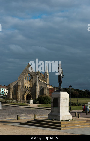 Statue von Lord Nelson in Southsea, Portsmouth und der königliche Garnison-Kirche im Hintergrund. Stockfoto