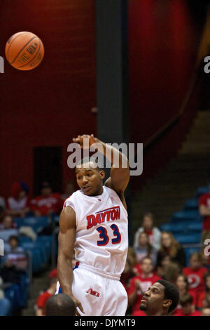 4. Dezember 2010 - Dayton, Ohio, Vereinigte Staaten von Amerika - Dayton Flyers vorwärts Chris Wright (33) steuert die Öffnung Tipoff unbestritten das Spiel zwischen den Miami (OH) und Dayton in Dayton, Ohio University of Dayton Arena starten. Dayton besiegte Miami (OH) 70-58. (Kredit-Bild: © Scott Stuart/Southcreek Global/ZUMAPRESS.com) Stockfoto