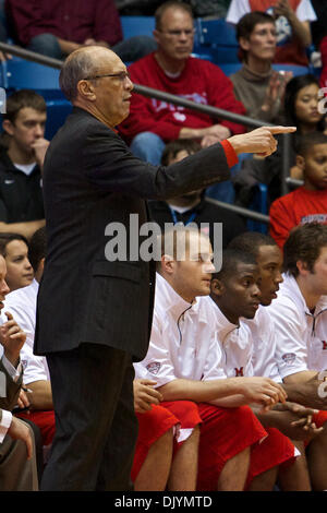 4. Dezember 2010 - Dayton, Ohio, Vereinigte Staaten von Amerika - Miami (Oh) Redhawks Cheftrainer Charlie Coles leitet sein Team in der ersten Hälfte des Spiels zwischen Miami (OH) und Dayton in University of Dayton Arena, Dayton, Ohio. Dayton besiegte Miami (OH) 70-58. (Kredit-Bild: © Scott Stuart/Southcreek Global/ZUMAPRESS.com) Stockfoto